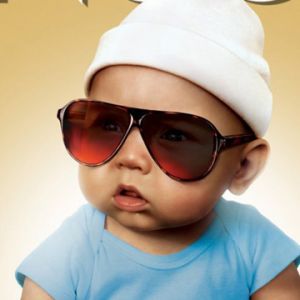 Bébé Stylé avec Lunettes de Soleil
