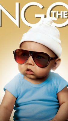 Bébé Stylé avec Lunettes de Soleil
