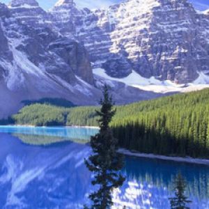 Réflexion majestueuse des montagnes