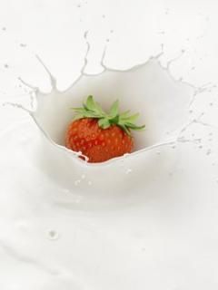 Éclaboussure de Fraise dans du Lait