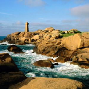 Phare sur la côte rocheuse