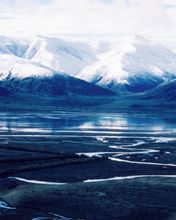 Montagnes Neigeuses et Lac Serein