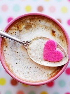 Sucre en forme de cœur dans le café