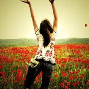 Fille Joyeuse dans un Champ de Fleurs