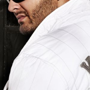 Homme Stylé avec Lunettes de Soleil