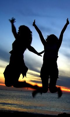 Silhouettes Joyeuses au Coucher de Soleil