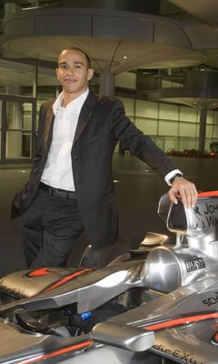 Lewis Hamilton avec voiture McLaren F1