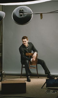Homme Élégant en Studio
