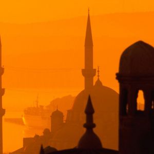 Minarets Silhouettés au Coucher de Soleil