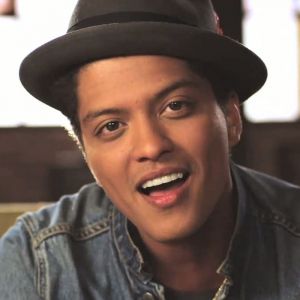 Portrait Souriant de Bruno Mars
