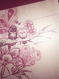 Chouettes mignonnes sur une branche