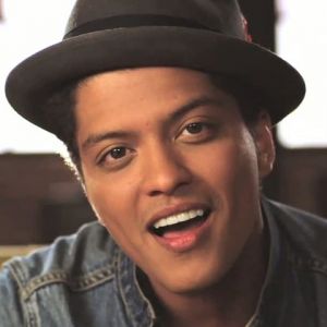 Portrait Souriant de Bruno Mars