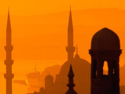 Minarets Silhouettés au Coucher de Soleil