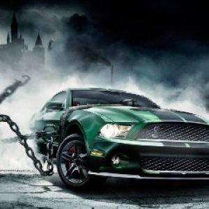 Mustang Verte dans une Atmosphère Sombre