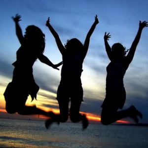 Filles Joyeuses au Coucher de Soleil