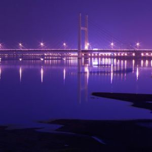 Reflet Nocturne d'un Pont Serein