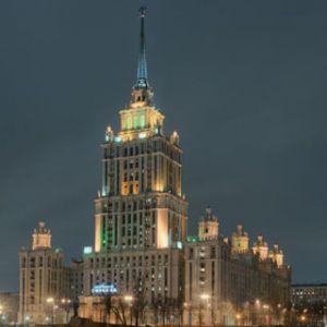 Vue nocturne époustouflante d'un bâtiment historique
