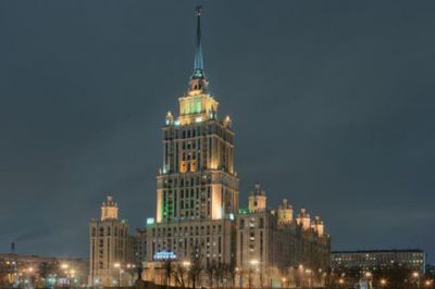 Vue nocturne époustouflante d'un bâtiment historique