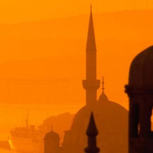 Minarets Silhouettés au Coucher de Soleil