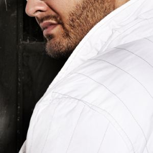 Homme Stylé avec Lunettes de Soleil
