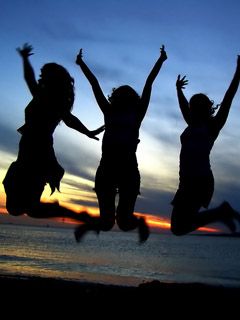 Silhouettes Joyeuses au Coucher de Soleil