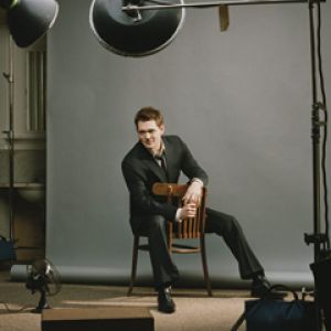 Homme Élégant en Studio