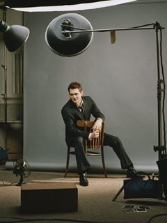 Homme Élégant en Studio