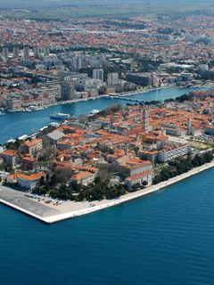 Vue aérienne d'une ville côtière