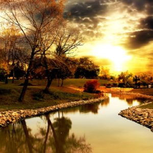 Coucher de Soleil Serein sur une Rivière