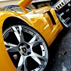 Voiture de Sport Jaune en Gros Plan
