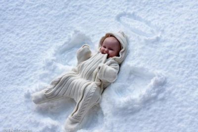 Bébé dans un Ange de Neige