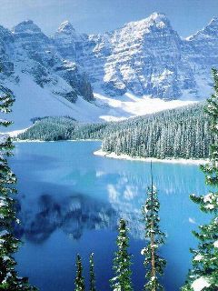 Montagnes enneigées et lac