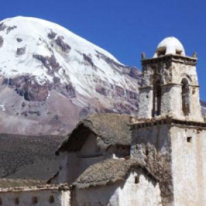 Église historique avec montagne enneigée