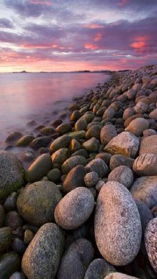 Coucher de soleil serein sur une côte rocheuse