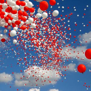 Ballons Colorés dans le Ciel