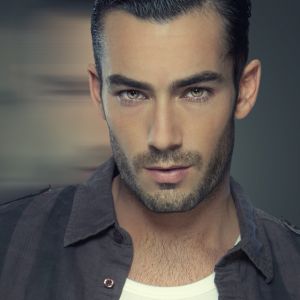 Portrait Masculin Élégant