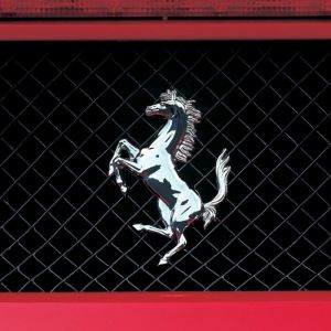Logo Ferrari sur fond noir