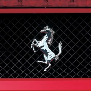 Logo Ferrari sur fond rouge