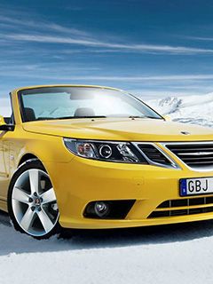 Cabriolet Saab Jaune dans la Neige