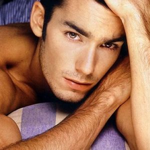 Portrait Masculin Élégant