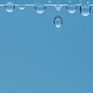 Gouttes d'eau sur fond bleu