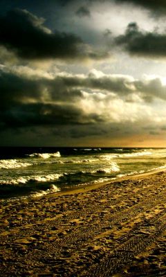 Coucher de Soleil Dramatique sur la Plage