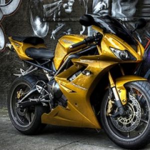Moto Dorée Élégante