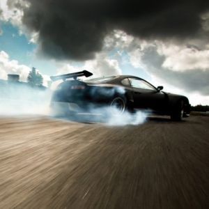 Voiture de sport noire en dérapage
