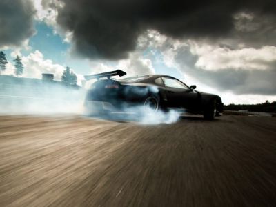 Voiture de sport noire en dérapage
