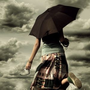 Fille avec Parapluie sous Cieux Dramatiques