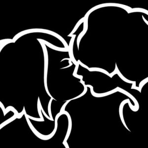 Silhouette d'un baiser romantique