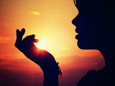 Silhouette d'une Fille au Coucher de Soleil