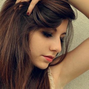 Portrait Élégant d'une Jeune Femme