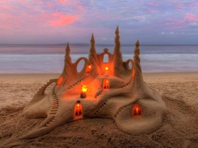 Magnifique château de sable au coucher du soleil